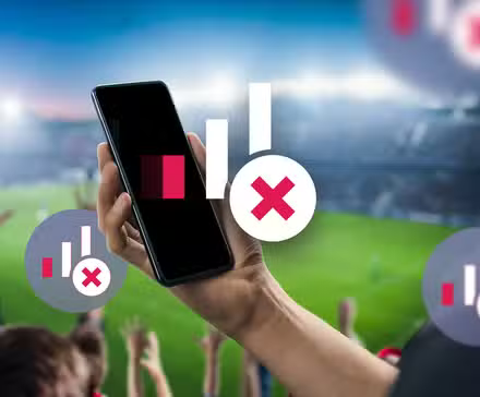 وأخيراً حصلت على إشارة 5G في المنزل. لم يكن الأمر يستحق الانتظار لمدة 6 سنوات 1 a person holding a smartphone with no signal in a crowded stadium