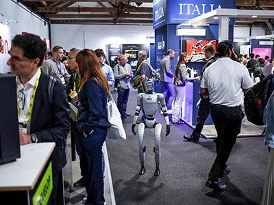 يعمل الذكاء الاصطناعي على إحداث تحول في الاقتصاد، ويتطلب فهم تأثيره البيانات والخيال 1 d41586 025 04053 w 51430592