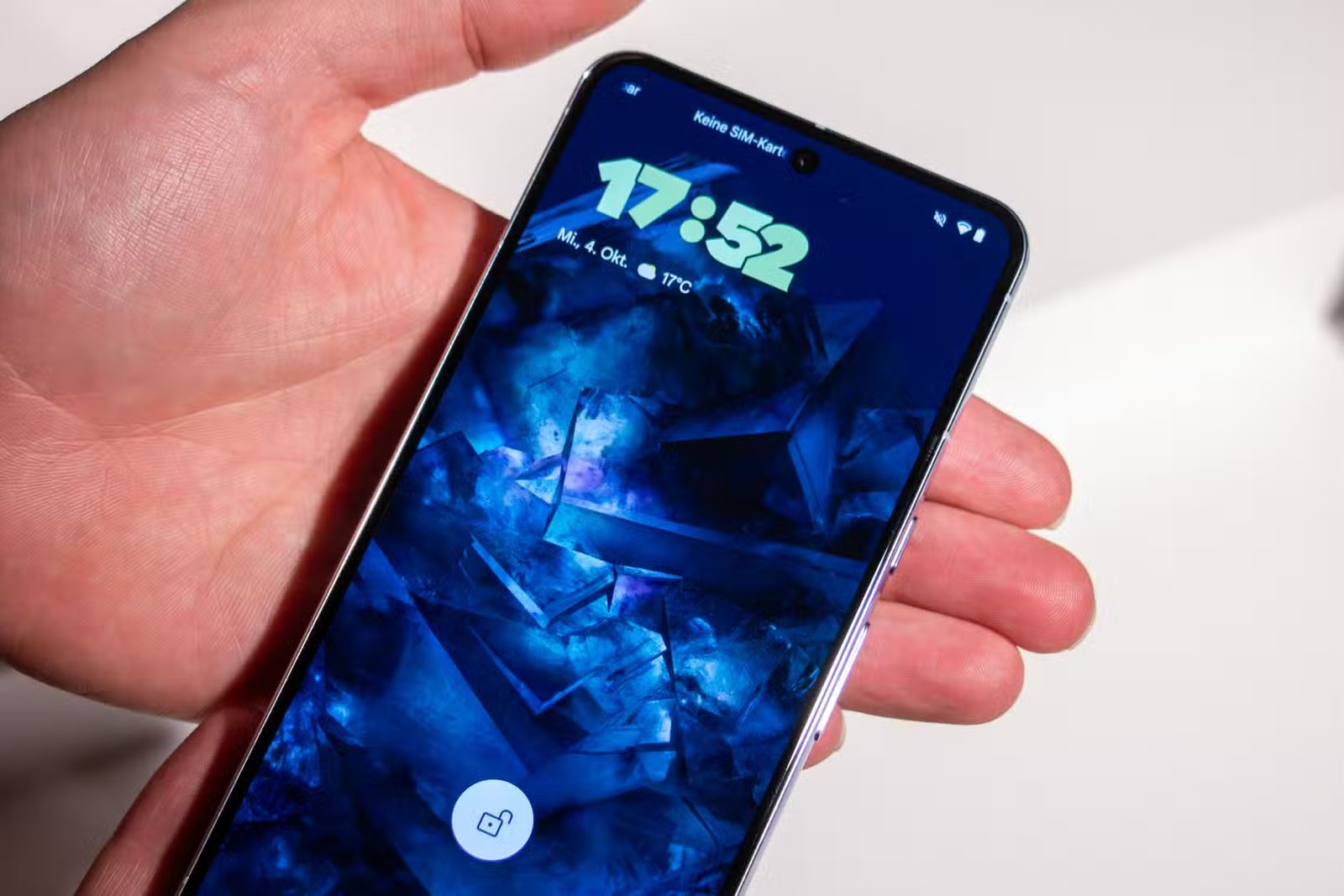 يكاد يكون من المستحيل استخدام أدوات شاشة القفل على Pixel 10 مع تمكين Face Lock 2 google pixel 8 lock screen selfie camera