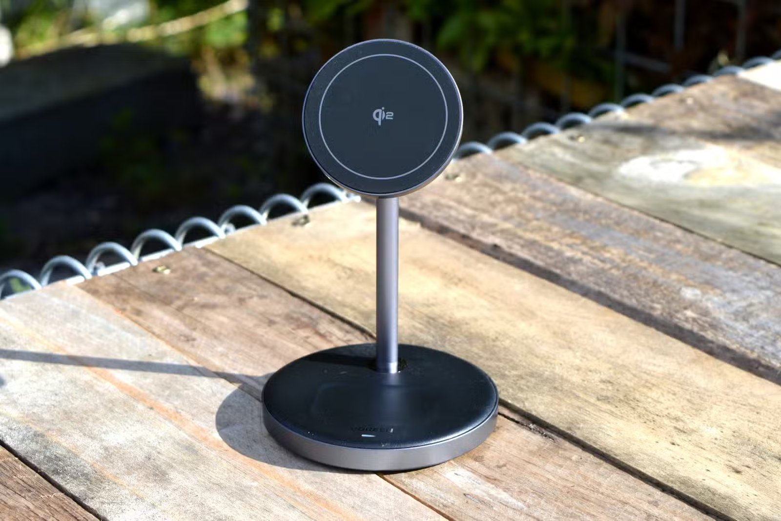 ugreen qi2 stand pixel 10 pro outside