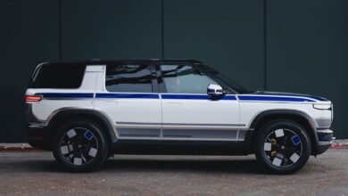 تعلن شركة Rivian عن طموحاتها الجديدة في مجال تكنولوجيا الذكاء الاصطناعي والرقائق وسيارات الأجرة الآلية
