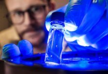 يقوم العلماء بطباعة أقطاب كهربائية تعمل مباشرة على الجلد بالضوء