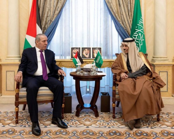 الشيخ يبحث مع وزير الخارجية السعودي تطورات الأوضاع بالضفة وغزة