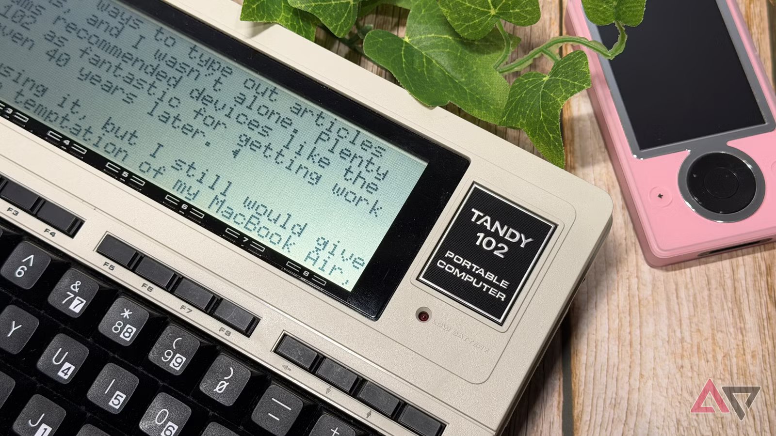 لقد استخدمت جهاز كمبيوتر محمولًا عمره 40 عامًا، وقد غيّر الطريقة التي أنظر بها إلى التكنولوجيا في عام 2026