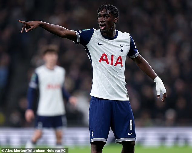 صورة توضيحية - Outofcontract XI Man City could lose TWO Treble winners, Liverpool face big decisions in defence and superstar forward who could have Premier League clubs on red ale