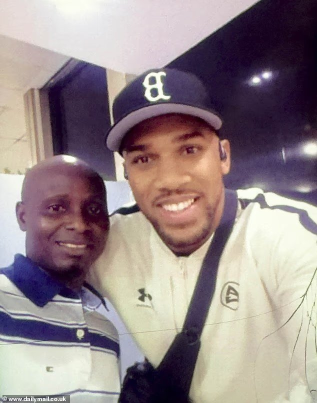 حصلت صحيفة ديلي ميل على صورة لأنطوني جوشوا وهو يبتسم مع عامل الأمتعة الذي يُدعى سولومون عند وصوله إلى نيجيريا قبل الرحلة المصيرية.