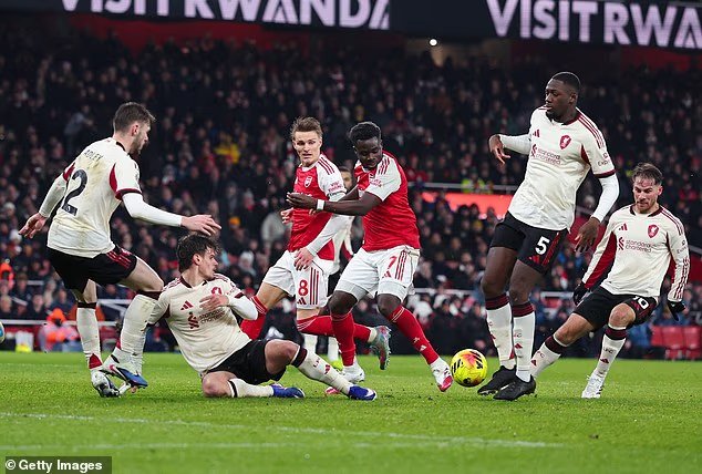 ما الذي يجب على ليفربول فعله في سوق الانتقالات بعد إصابة كونور برادلي، حيث أظهر النجم المتعثر تحسنًا كبيرًا ولماذا يستحق آرني سلوت الثناء على الرغم من كرة القدم المملة 2 105358685 15445245 image a 52 1767915881181