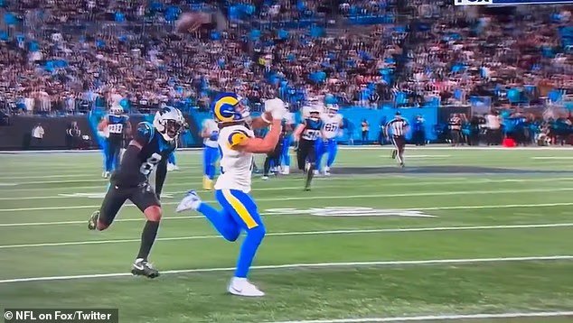 صورة توضيحية - نجم رامز بوكا ناكوا يواسي زملائه في الفريق بعد السقوط الباهظ في مباراة فاصلة في الدوري الوطني لكرة القدم الأمريكية ضد كارولينا