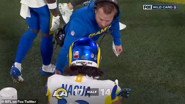 صورة توضيحية - نجم رامز بوكا ناكوا يواسي زملائه في الفريق بعد السقوط الباهظ في مباراة فاصلة في الدوري الوطني لكرة القدم الأمريكية ضد كارولينا