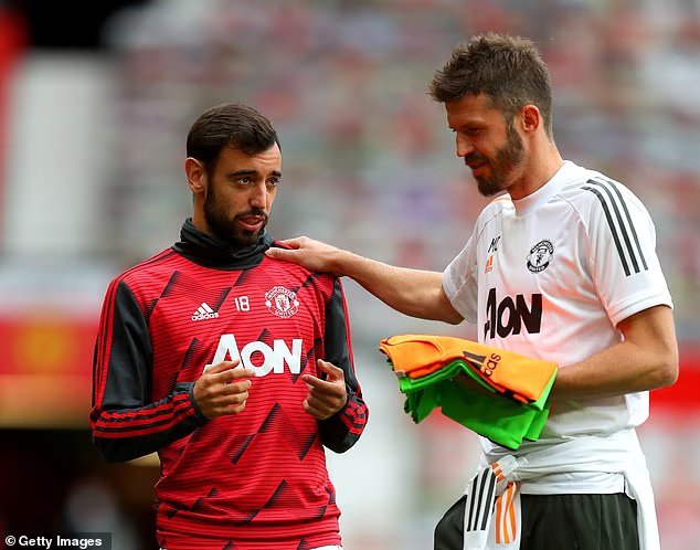 صورة توضيحية - تم الكشف ما قاله المدرب المؤقت القادم مايكل كاريك بالفعل عن لاعبي مانشستر يونايتد ولماذا يشكل مشكلة وجهاً لوجه لكوبي ماينو وبرونو فرنانديز