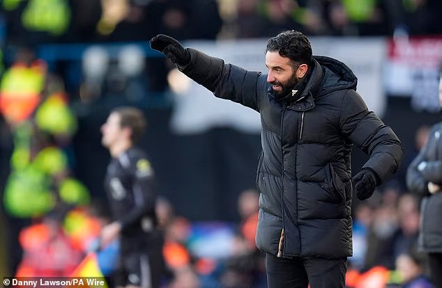 صورة توضيحية - تم الكشف ما قاله المدرب المؤقت القادم مايكل كاريك بالفعل عن لاعبي مانشستر يونايتد ولماذا يشكل مشكلة وجهاً لوجه لكوبي ماينو وبرونو فرنانديز