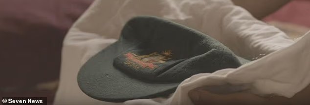 أهدى برادمان الغطاء الأخضر الفضفاض إلى سريرانغا سوهوني خلال أول اختبار للهند منذ حصولها على الاستقلال في عام 1947 - قامت عائلته فيما بعد بتخزين الغطاء في خزانة زجاجية لحفظه.