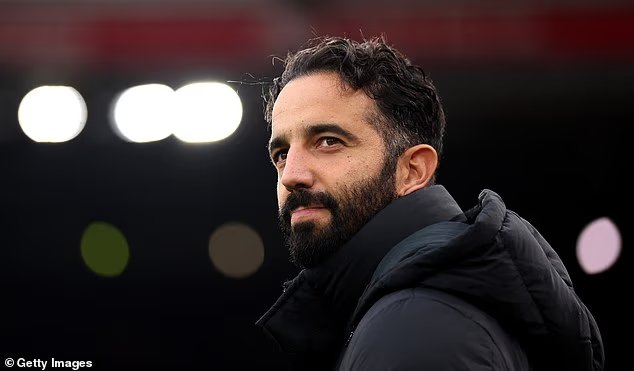 يلمح روبن أموريم إلى الصدام مع التسلسل الهرمي حيث يقدم مدرب مانشستر يونايتد ردودًا مقتضبة حول خطط النادي في فترة الانتقالات لشهر يناير