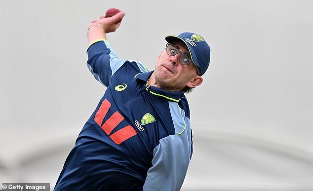 Ashes LIVE غضب المشجعون الذين سئموا واتهموا الحكام بتمزيقهم بقرار إيقاف اللعب