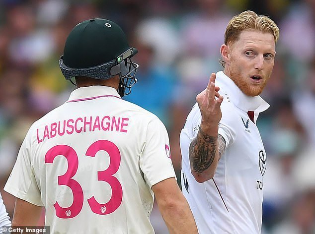 سيدني، أستراليا - 05 يناير: تحدث بن ستوكس إلى مارنوس لابوشان خلال اليوم الثاني من الاختبار الخامس في سلسلة Ashes 2025/26 بين أستراليا وإنجلترا في ملعب سيدني للكريكيت في 05 يناير 2026 في سيدني، أستراليا. (تصوير فيليب براون / غيتي إيماجز)