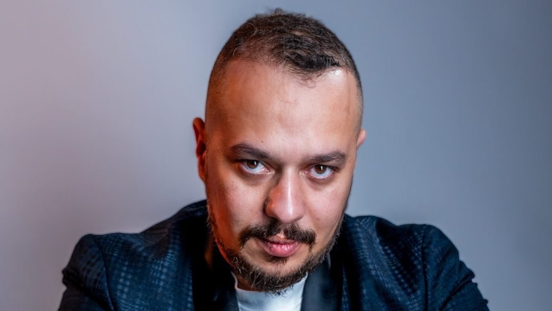   ادريس سدني عساوي يعود إلى السينما بعد عقد من العمل في صناعة المحتوى والعلامات التجارية العالمية  