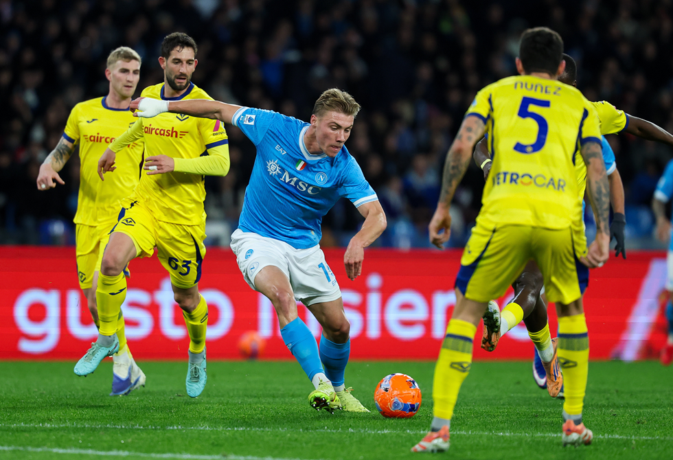 نابولي يتعثر أمام فيرونا ويفوت فرصة الصعود إلى قمة الدوري الإيطالي