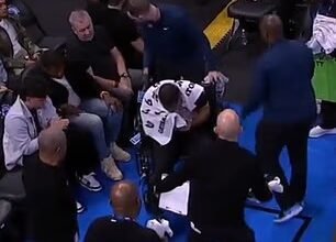 لحظة وحشية لحكم الدوري الاميركي للمحترفين يغادر المباراة على كرسي متحرك بعد تعرضه لإصابة مفجعة