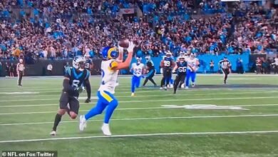 نجم رامز بوكا ناكوا يواسي زملائه في الفريق بعد السقوط الباهظ في مباراة فاصلة في الدوري الوطني لكرة القدم الأمريكية ضد كارولينا