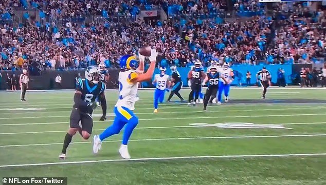 نجم رامز بوكا ناكوا يواسي زملائه في الفريق بعد السقوط الباهظ في مباراة فاصلة في الدوري الوطني لكرة القدم الأمريكية ضد كارولينا