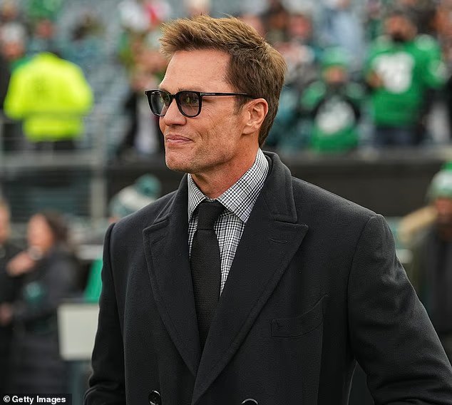 يتمتع توم برادي بأفضل لحظاته حتى الآن كمحلل في اتحاد كرة القدم الأميركي يتمتع برؤية مقنعة حول رمي الكرة في مهب الريح