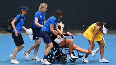 تمت الإشادة بنجمة التنس الأسترالية بسبب أدائها الراقي حيث كان لا بد من إخراج منافستها المدمرة من الملعب على كرسي متحرك