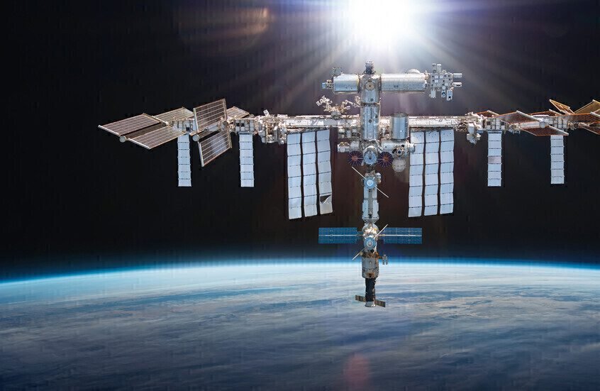 Crew Dragon تنفصل عن المحطة الفضائية وتعود مع 4 رواد إلى الأرض