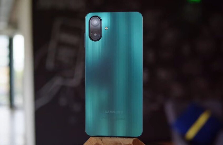 Honor تتحدى آبل وسامسونغ بهاتف نحيف ومتطور