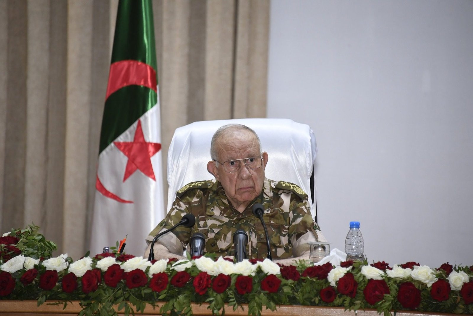 وزير الدفاع الجزائري يراقب إطلاق الصين قمرا اصطناعيا لبلاده (فيديو)