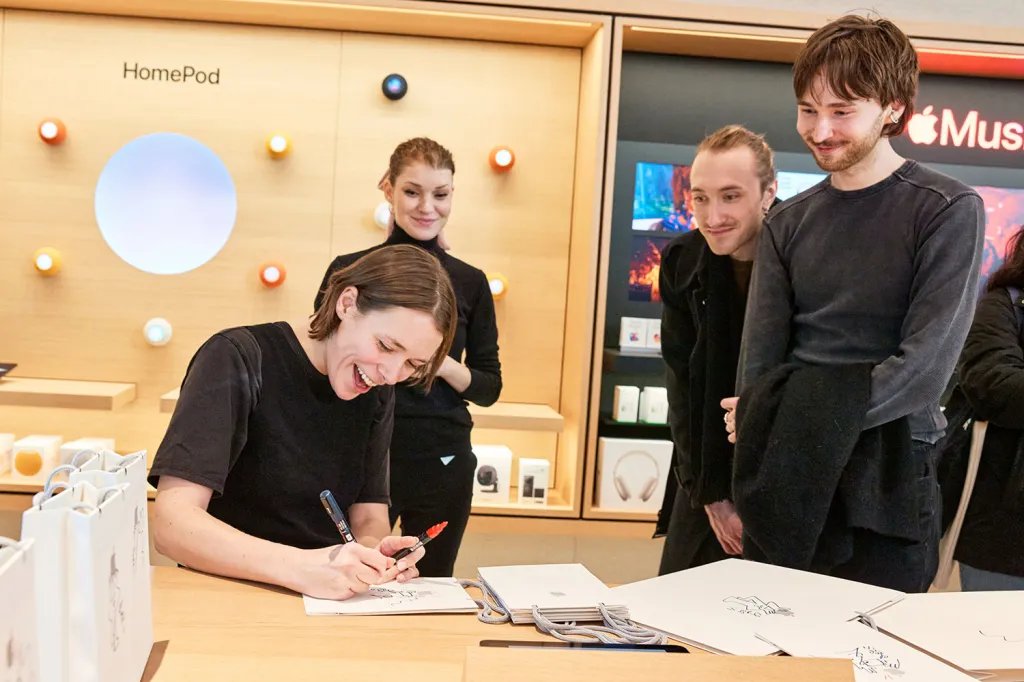 تفتتح شركة Apple متجر SainteCarine في مبنى مونتريال التاريخي 3 Apple Sainte Catherine Montreal Canada opening day Catherine Potvin signing opening day bags