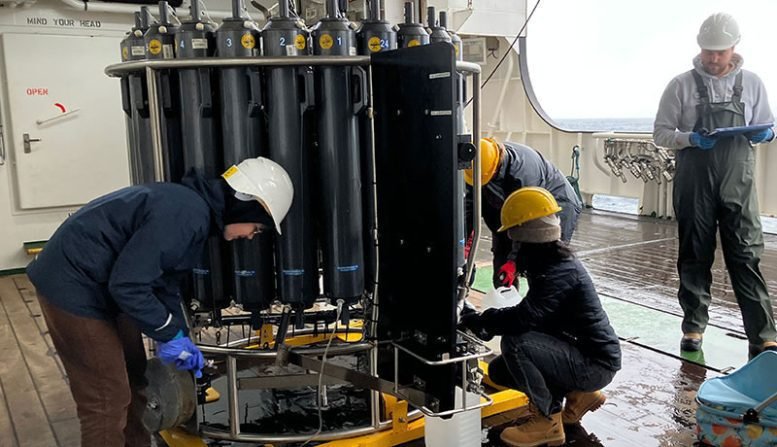 الأكسجين الذي تتنفسه قد يعتمد على غبار الحديد المتساقط في المحيط 2 Heshani Pupulewatte Collects Water Samples