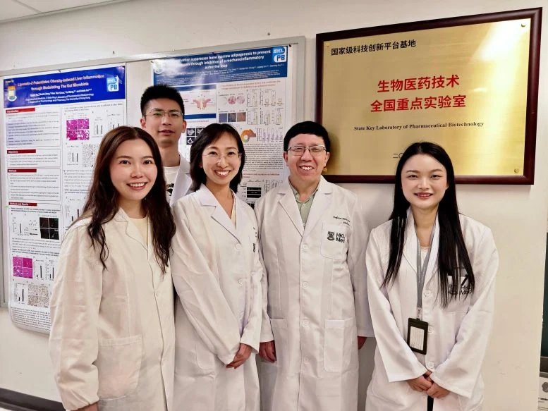 Xu Aimin and Wang Baile Alongside HKU Researchers
