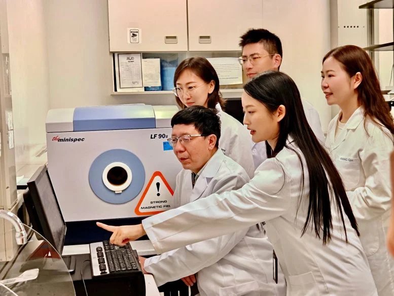 Xu Aimin and Wang Baile in Laboratory