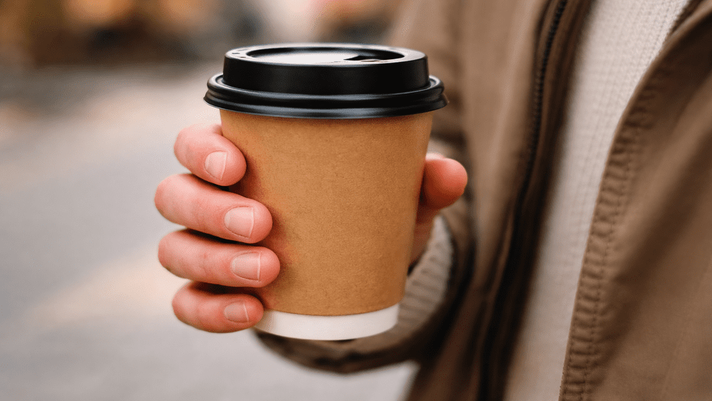 دراسة الأكواب التي تستخدم لمرة واحدة تطلق الكثير من المواد البلاستيكية الدقيقة في القهوة