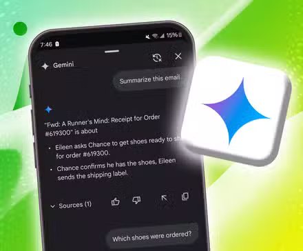 هاتف يعرض محادثة مع Google Gemini بجوار شعار Gemini