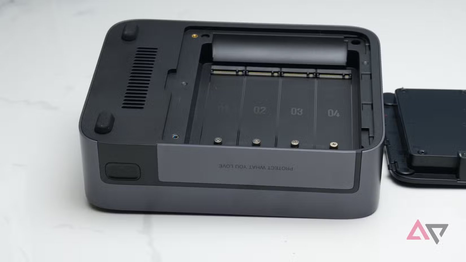 ugreen nasync dxp480t plus bottom with ssd bays