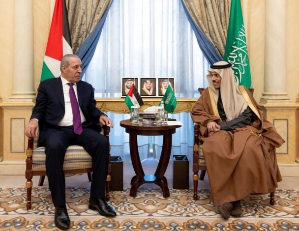 الشيخ يبحث مع وزير الخارجية السعودي تطورات الأوضاع بالضفة وغزة الشيخ يبحث مع وزير الخارجية السعودي تطورات الأوضاع بالضفة وغزة