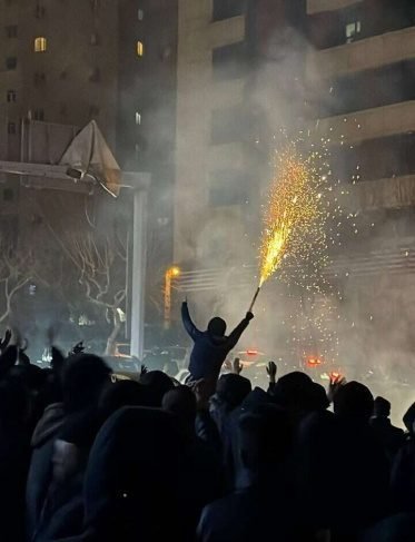 الولايات المتحدة تحث مواطنيها على مغادرة إيران