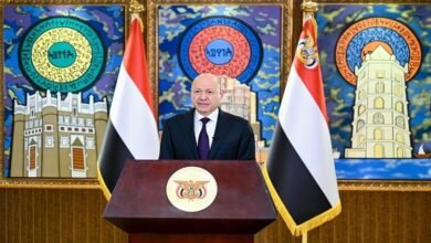 اليمن.. العليمي يعلن نجاح استلام المعسكرات ويوجه بإجراءات عاجلة لتعزيز الأمن والاستقرار