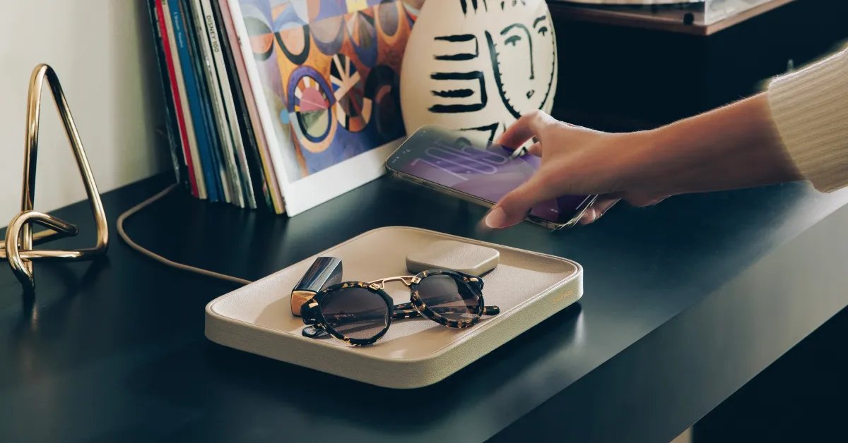 تجمع خدمة Valet الجديدة من Twelve South بين شحن Qi2 وصينية جلدية شاملة