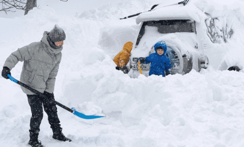 كامتشاتكا الروسية تشهد أسوأ عاصفة ثلجية منذ 30 عاما (فيديوهات)