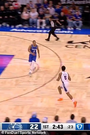 لحظة وحشية لحكم الدوري الاميركي للمحترفين يغادر المباراة على كرسي متحرك بعد تعرضه لإصابة مفجعة لحظة وحشية لحكم الدوري الاميركي للمحترفين يغادر المباراة على كرسي متحرك بعد تعرضه لإصابة مفجعة