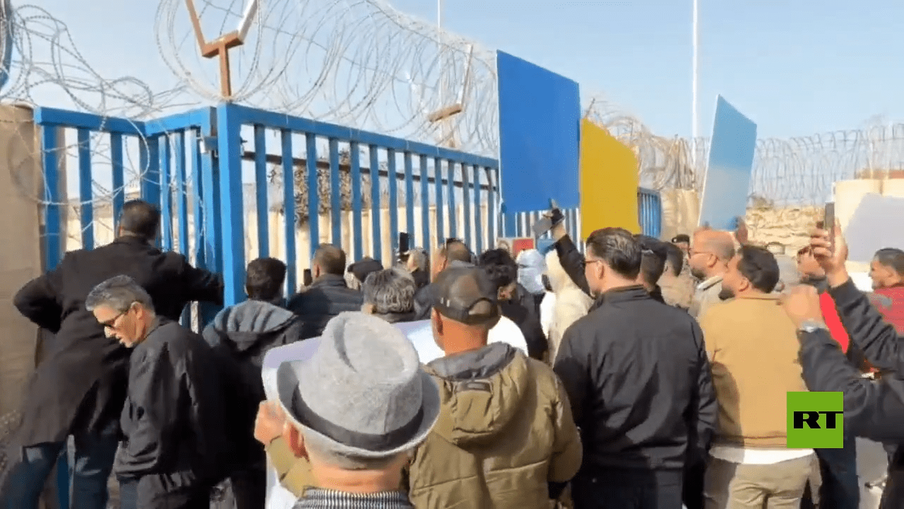 محتجون أمام مقر بعثة الأمم المتحدة في طرابلس يطالبون بانتخابات عاجلة