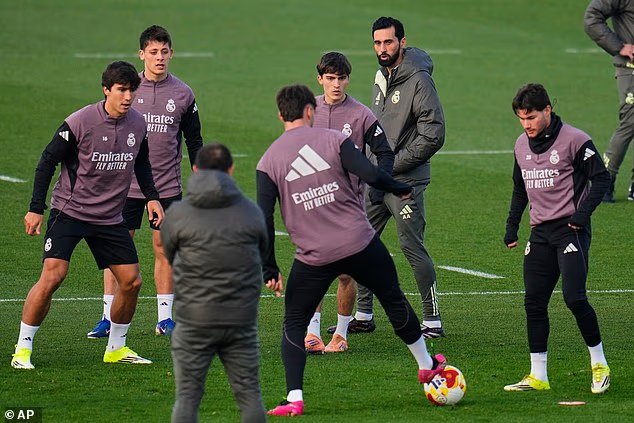 مساعد مورينيو ذو الذوق الرفيع كيف اختلف مدرب ريال مدريد الجديد ألفارو أربيلوا مع زميله السابق في الفريق فرناندو توريس ولديه أفكار قوية بشأن ترينت ألكسندر أرنولد وشركاه مساعد مورينيو ذو الذوق الرفيع كيف اختلف مدرب ريال مدريد الجديد ألفارو أربيلوا مع زميله السابق في الفريق فرناندو توريس ولديه أفكار قوية بشأن ترينت ألكسندر أرنولد وشركاه