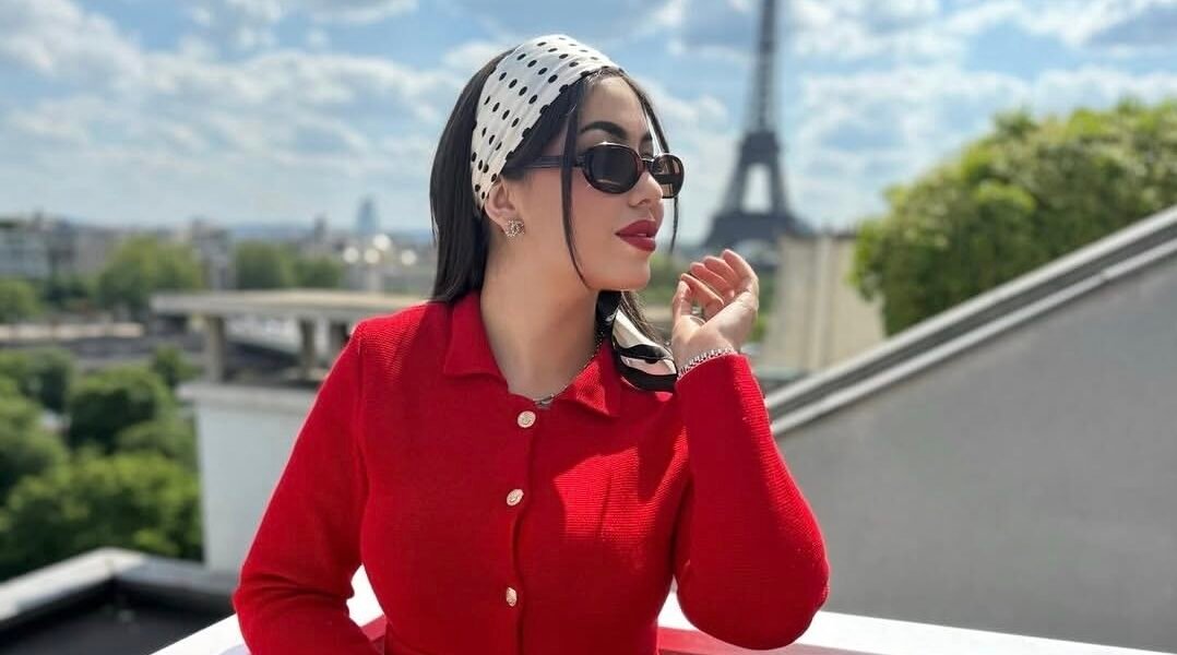 صورة مميزة: أيلـا خريف.. حضور أنيق يلفت الأنظار في عالم الفاشن واللايف ستايل