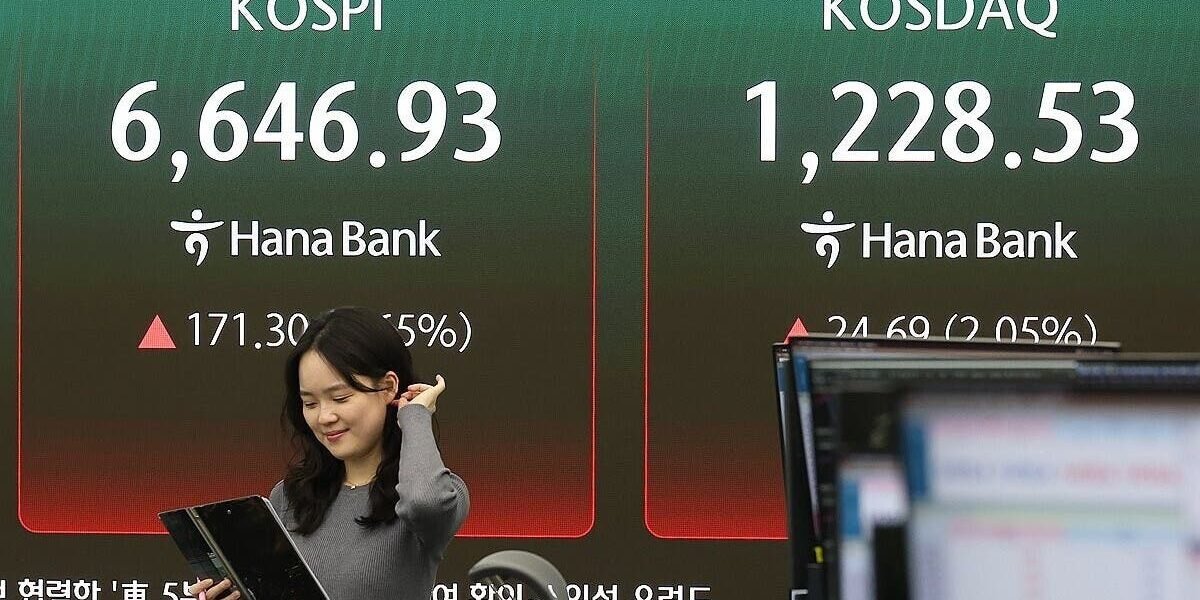 صورة مميزة: مؤشر كوسبي الكوري الجنوبي يهوي 8% والبورصة توقف التداول بعد تفعيل آليات الحماية
