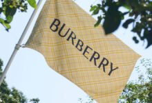 Burberry تنقل أزياء شتاء 2026 إلى هامبتنز عبر متجر صيفي مؤقت