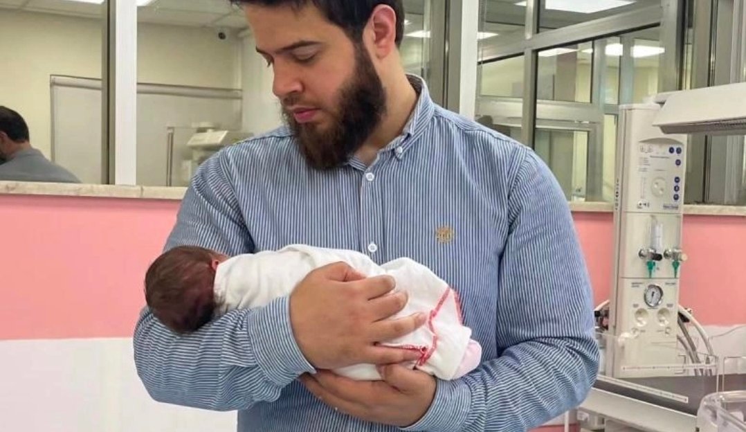أدهم نابلسي يستقبل مولودته الثانية ويكشف عن اسمها - صورة مميزة صورة مميزة: أدهم نابلسي يستقبل مولودته الثانية ويكشف عن اسمها
