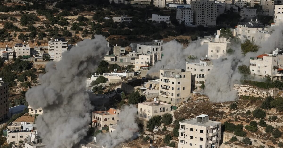 الاحتلال يفجّر منزلي منفذي عملية فرش الهوى في الخليل.. وتهجير آلاف الفلسطينيين تحت وطأة العدوان - صورة مميزة الاحتلال يفجّر منزلي منفذي عملية فرش الهوى في الخليل.. وتهجير آلاف الفلسطينيين تحت وطأة العدوان