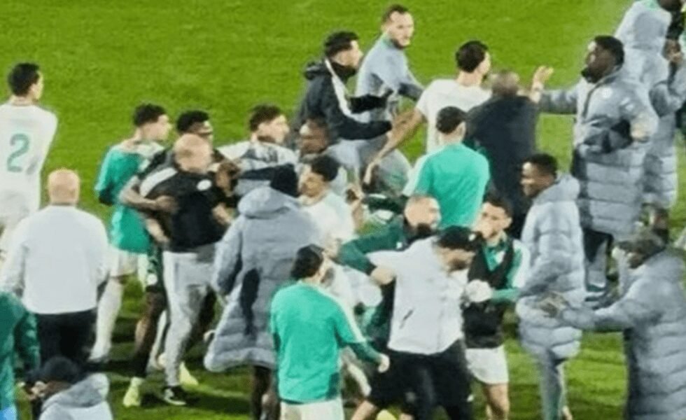 أحداث مؤسفة في ملعب مراكش بعد نهاية مباراة الجزائر ونيجيريا ()